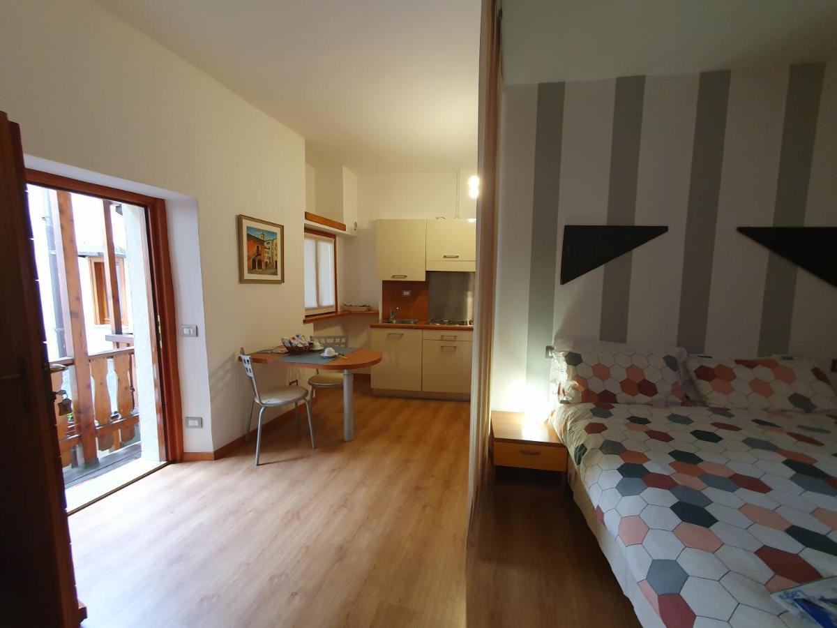 Appartamenti Vacanze E Camere Roccetta Fiorita Pettenasco Cameră foto