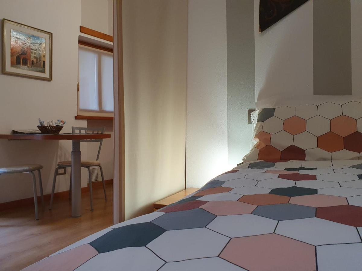 Appartamenti Vacanze E Camere Roccetta Fiorita Pettenasco Cameră foto
