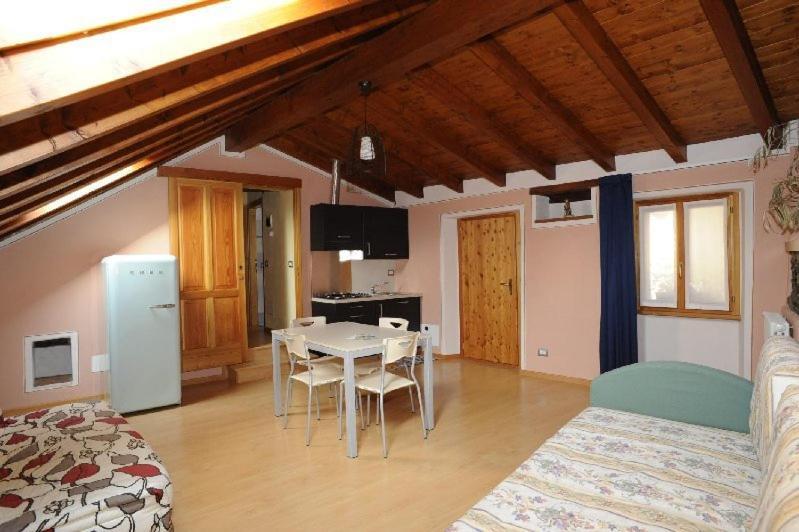 Appartamenti Vacanze E Camere Roccetta Fiorita Pettenasco Exterior foto