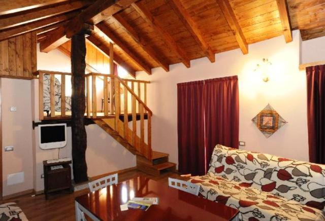 Appartamenti Vacanze E Camere Roccetta Fiorita Pettenasco Exterior foto